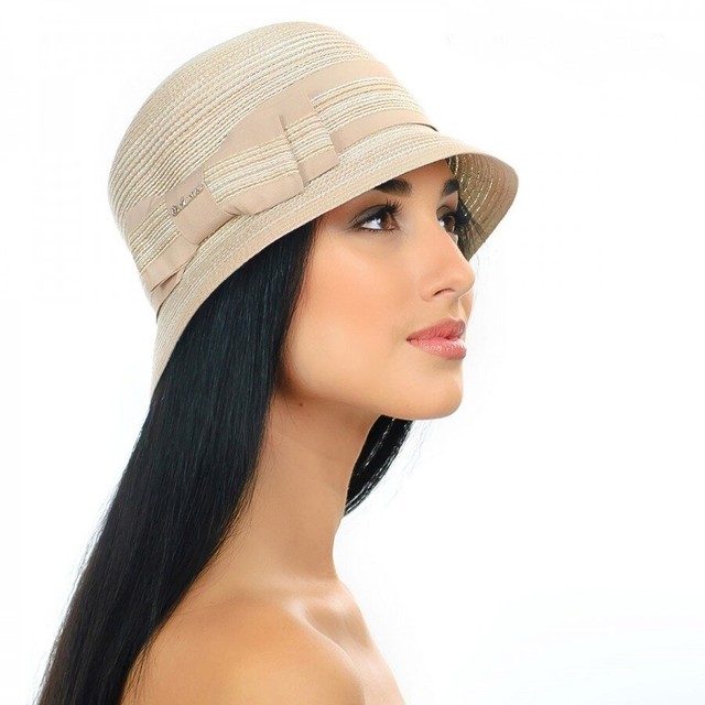 Жіночі міні-капелюшки бежевого кольору з бантом збоку D 050-10