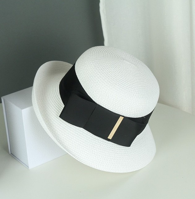 Женская шляпка белая