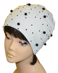 Женская шапка молочного цвета с черным жемчугом 3511