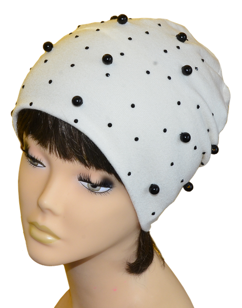 Жіноча шапка молочного кольору з чорними перлами 3511
