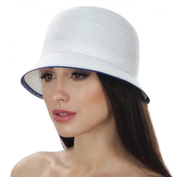 Жіночий капелюшок з маленькими полями білого кольору і з синім кантом D 105-02.05