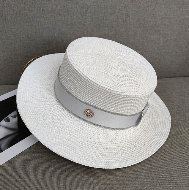 Летняя шляпа белая