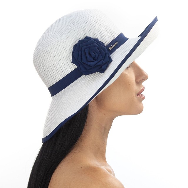 Чарівна літня шляпа біла з синьою прикрасою D 176-02.05