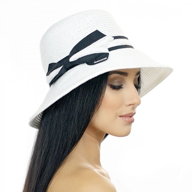Мини-шляпка белого цвета с черно-белым бантом D 058-02.01
