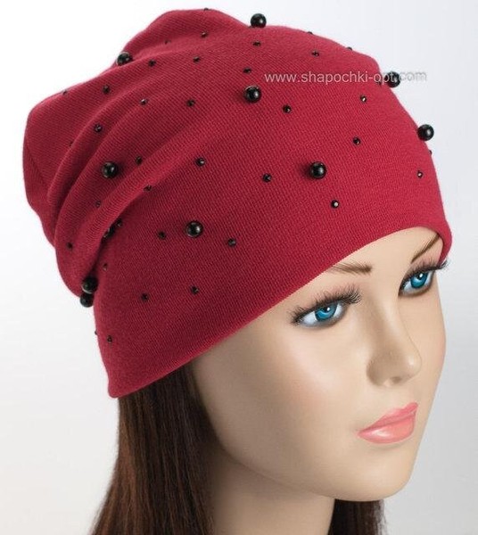 Красная женская шапка с черным жемчугом 3501