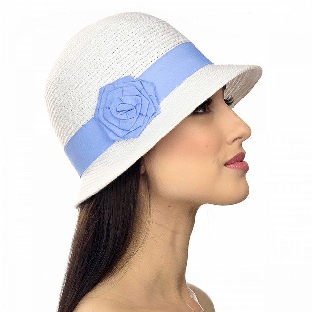 Жіночі міні-капелюшки білого кольору з блакитною квіткою збоку D 104-02.03