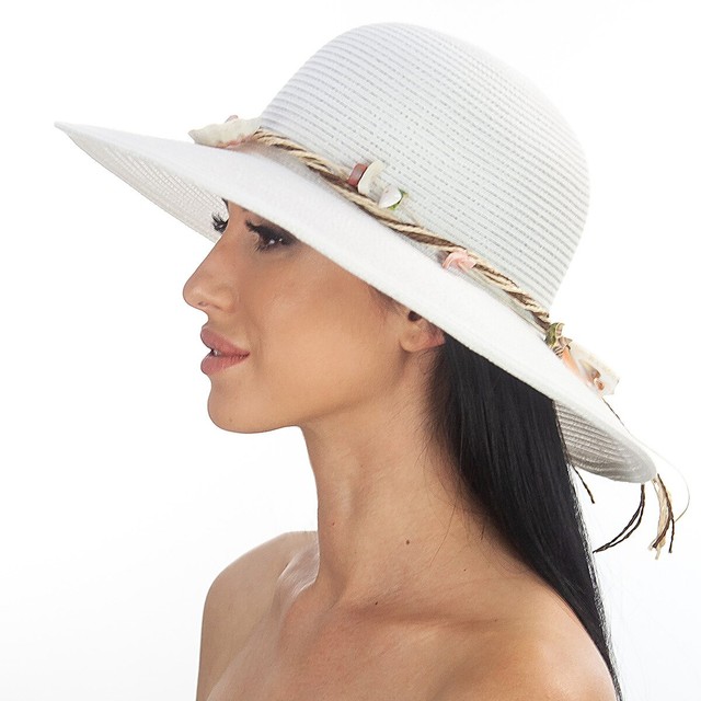 Білий капелюх з оригінальною прикрасою D 180-02