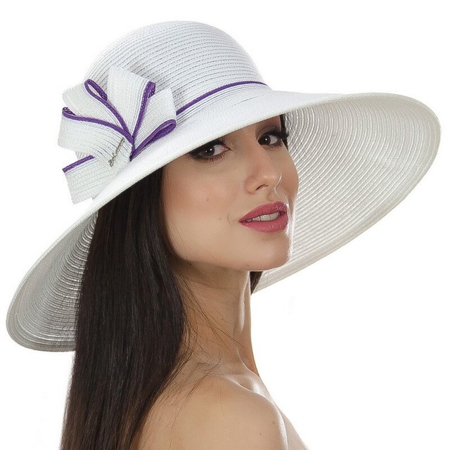 Шляпа с полями и объемным бантом белая с фиолетовой отделкой D 134-02.46