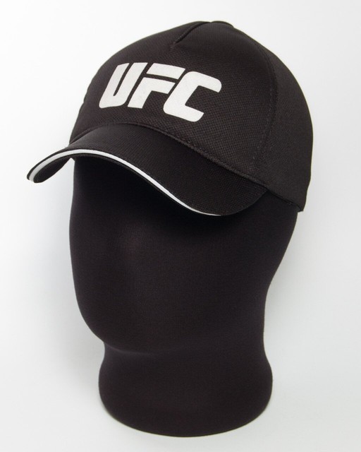 Черная бейсболка с белым логотипом "UFC" лакоста пятиклинка