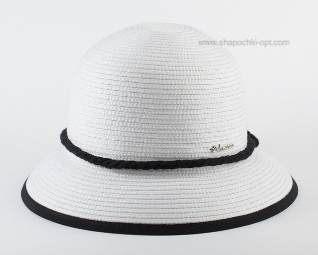 Шляпка с полями белого цвета с черной отделкой D 033А-02.01