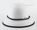 Шляпка с полями белого цвета с черной отделкой D 033А-02.01