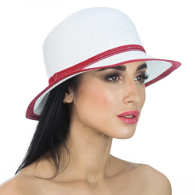 Шляпа с отделкой люрексом белая с красным D 152-02.13