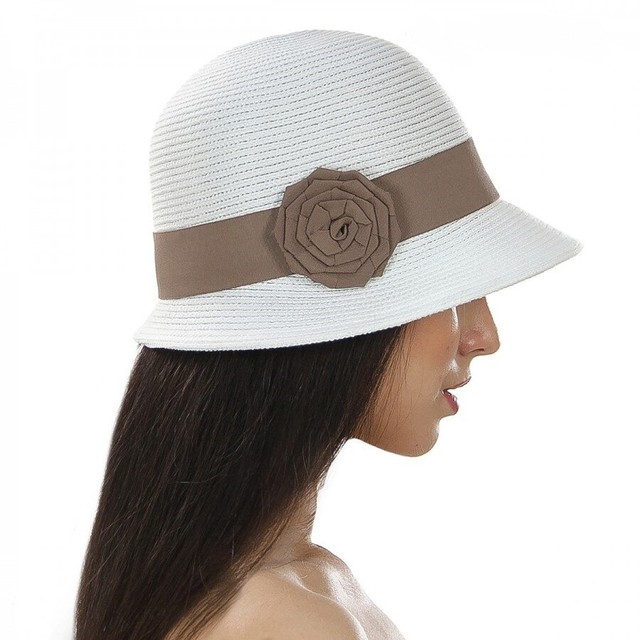 Жіночий міні-капелюшок білого кольору з коричневою квіткою збоку D 104-02.30
