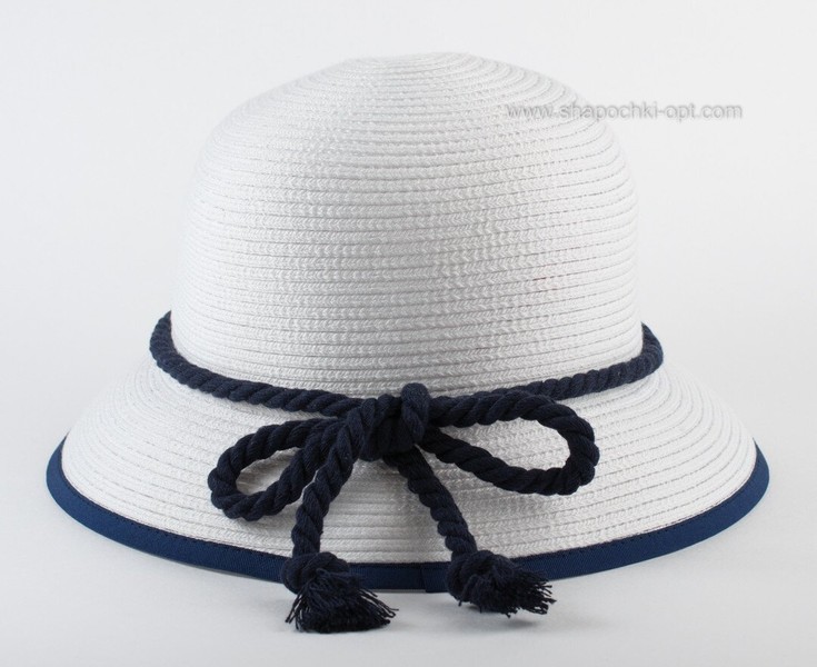 Шляпка с полями белого цвета с синей отделкой D 033А-02.05