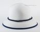 Шляпка с полями белого цвета с синей отделкой D 033А-02.05