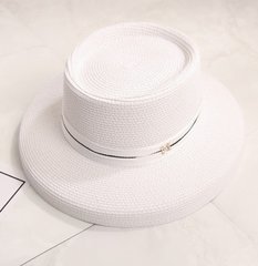 Летняя шляпа белая