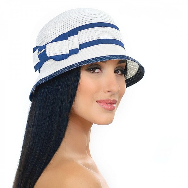Жіночі міні-капелюшки білого кольору з бантом збоку D 050-02.05