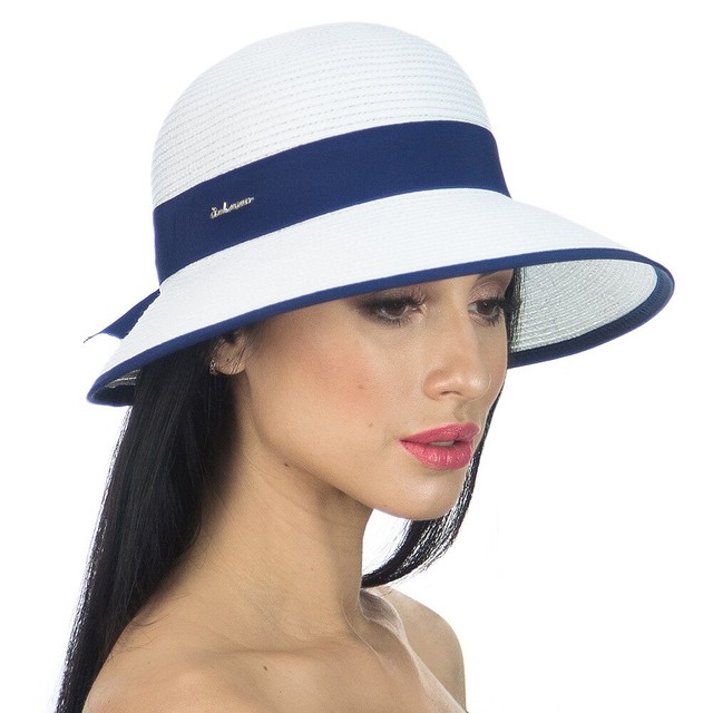 Белая шляпка с широкой синей лентой D 154-02.05