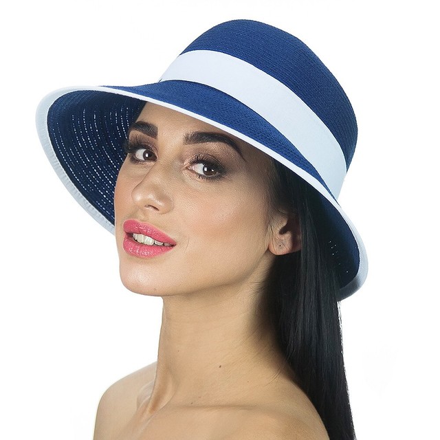Белая шляпка с широкой синей лентой D 154-05.02