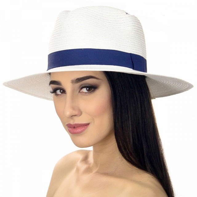 Жіночий білий капелюх із синьою стрічкою D 125-02.05