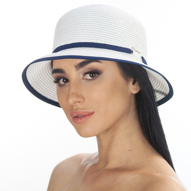 Білий літній капелюшок з синьою окантовкою D 173-02.05
